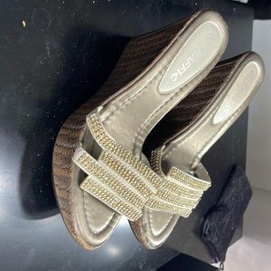 Brown/white/gold wedge